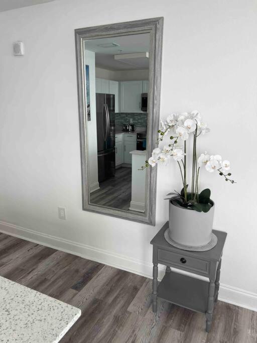 Big Pool, Stunning Lakeview, Sunrise, #1907 Appartement